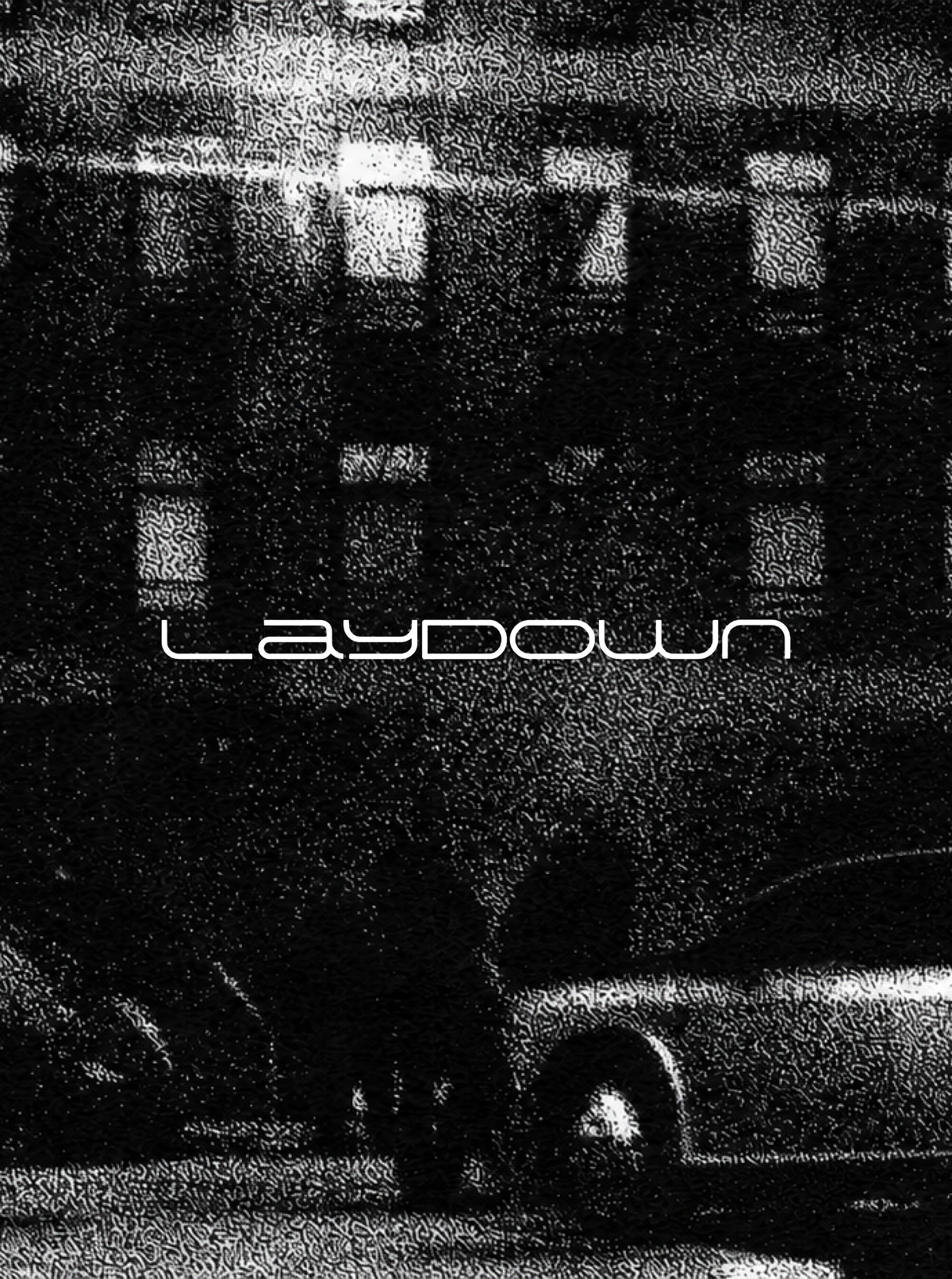Logotype LAYDOWN sur une scène urbaine nocturne en noir et blanc avec un effet de grain.