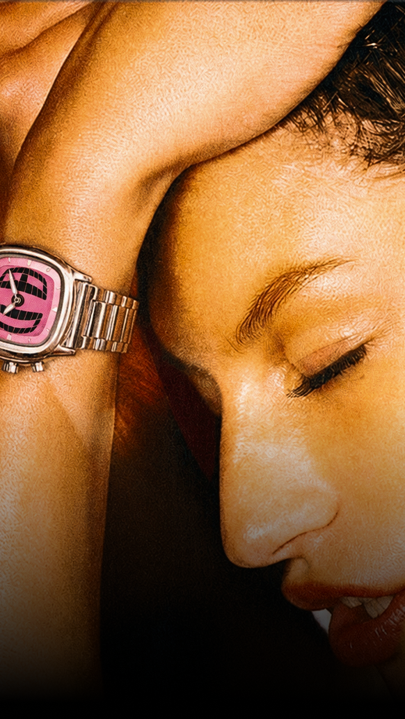 Gros plan d'une montre LAYDOWN au cadran rose portée au poignet.